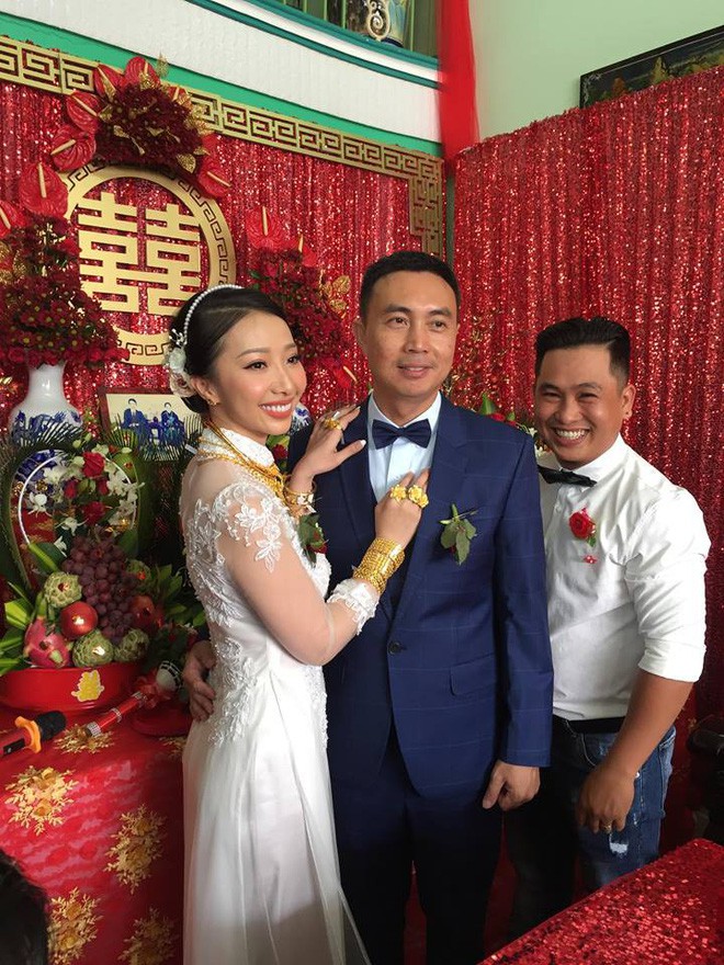 Xuất hiện đám cưới 100 cây vàng đình đám đến mức cô dâu trĩu cổ, chật kín hai tay vì vàng ở Cà Mau khiến MXH xôn xao